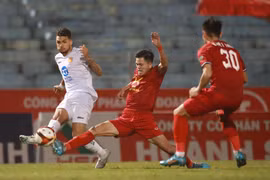 Thép Xanh Nam Định (áo trắng) sẽ chính thức lên ngôi vô địch V-League 2023-2024 nếu giành chiến thắng trước Khánh Hòa ở vòng 25. (Ảnh: TXNĐ)