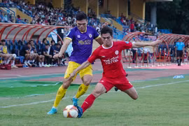 Trận "Derby Thủ đô" giữa Thể Công-Viettel (áo đỏ) và Hà Nội FC là tâm điểm ở vòng 2 V-League 2024-2025. (Ảnh: Việt Anh/Vietnam+)
