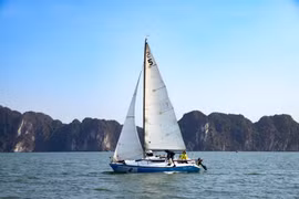 Đua thuyền buồm là loại hình thể thao mới mẻ đang nhận được sự quan tâm lớn từ cộng đồng trong nước và quốc tế. (Ảnh: Hoài Nam/Vietnam+)