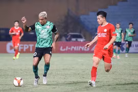 Thể Công-Viettel (áo đỏ) chấp nhận kết quả hòa 0-0 với Câu lạc bộ Thành phố Hồ Chí Minh. (Ảnh: Việt Anh/Vietnam+)