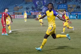 Ngoại binh Delnison Junior ăn mừng sau khi ghi bàn mở tỷ số cho Hà Nội FC ở trận đấu với Hà Tĩnh. (Ảnh: Việt Anh/Vietnam+)