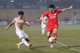 Đương kim vô địch Công an Hà Nội (áo vàng) khao khát đòi lại 'món nợ' để thua 0-3 trước Thể Công-Viettel ở lượt đi V-League 2023/24. (Ảnh: Việt Anh/Vietnam+)