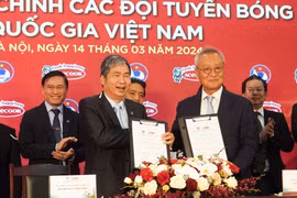 Ông Dương Nghiệp Khôi, Tổng Thư ký Liên đoàn Bóng đá Việt Nam (trái) và ông Kaneda Hiroki, Tổng Giám đốc Công ty cổ phần Acecook Việt Nam ký kết hợp tác tài trợ. (Ảnh: Việt Anh/Vietnam+)