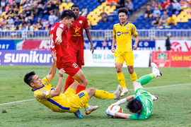 Hai đại diện của bóng đá miền Trung là Sông Lam Nghệ An (áo vàng) và Hồng Lĩnh Hà Tĩnh phải 'tương tàn' trong cuộc chiến trụ hạng. (Ảnh: VPF)