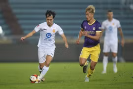 Thép Xanh Nam Định (áo trắng) giành chiến thắng 3-2 trước Hà Nội FC. (Ảnh: Công Luật/TTXVN)