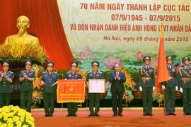 Phó Thủ tướng Nguyễn Xuân Phúc trao tặng danh hiệu Anh hùng lực lượng vũ trang nhân dân cho Cục Tác chiến. (Ảnh: Trọng Đức/TTXVN)