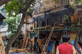 Lực lượng chức năng nhanh chóng dập tắt đám cháy trên phố Hàng Vải (Hoàn Kiếm, Hà Nội). (Ảnh: PV/Vietnam+)