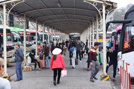 Hà Nội: Người dân lỉnh kỉnh đồ đạc ra bến xe về quê ăn Tết sớm