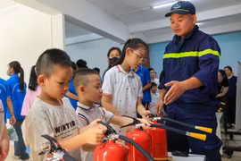 Trẻ em tham gia buổi huấn luyện sử dụng bình chữa cháy bằng mô hình thực tế ảo tại Hà Nội. (Ảnh: Hoài Nam/Vietnam+)