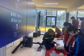 Học sinh tham gia trải nghiệm mô hình thực tế ảo về phòng cháy chữa cháy và cứu nạn cứu hộ. (Ảnh: Công an thành phố Hà Nội)