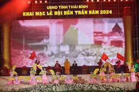 Tiết mục văn nghệ mở đầu buổi tối khai mạc Lễ hội Đền Trần huyện Hưng Hà, tỉnh Thái Bình. (Ảnh: Hoài Nam/Vietnam+)