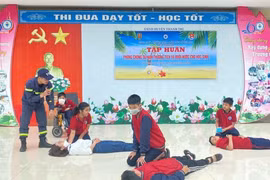 Công an thành phố Hà Nội tập huấn phòng chống thương tích, đuối nước cho học sinh. (Ảnh: Công an thành phố)