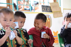 Thắp sáng nụ cười trẻ thơ trên những bản xa miền biên viễn