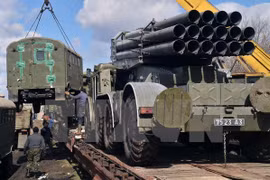 Binh sỹ Ukraine chất vũ khí lên tàu hỏa để chuyển khỏi thành phố Artemivsk thuộc khu vực Donetsk. (Nguồn: AFP/TTXVN)