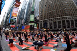Trình diễn yoga ở Quảng trường Thời đại, New York. (Nguồn: AFP)