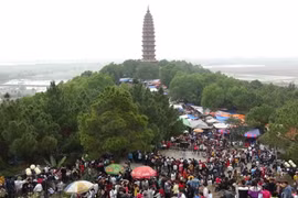 Bắc Ninh: Hàng vạn người trẩy hội Phật Tích cầu bình an
