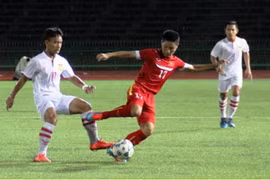 U16 Việt Nam (áo đỏ) cần phải thắng hai cần còn lại mới hy vọng đi tiếp. 