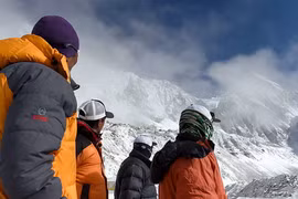 Thoát chết kỳ diệu sau lở tuyết kinh hoàng trên đỉnh Everest