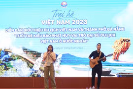 Tiết mục nghệ thuật của các bạn trẻ kiều bào tại diễn đàn "Giới thiệu du lịch Việt Nam và thành phố Đà Nẵng" với chủ đề "Tuổi trẻ Kiều bào phát huy vai trò đại sứ du lịch Việt Nam ở nước ngoài". (Ảnh: Văn Dũng/TTXVN)