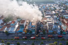 Công an huyện Gò Dầu và huyện Bến Cầu huy động 9 xe chữa cháy, xe cứu hộ, xe tiếp nước cùng 54 cán bộ chiến sỹ đến hiện trường. (Ảnh: TTXVN phát)