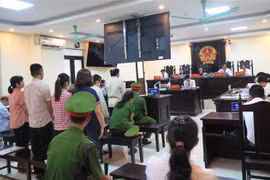 Phiên tòa xét xử sơ thẩm công khai vụ án “nhận hối lộ” và “vi phạm quy định về đấu thầu gây hậu quả nghiêm trọng” xảy ra tại CDC Hà Giang. (Ảnh: Minh Tâm/TTXVN)