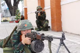 Chiến sỹ Trung đoàn Gia Định huấn luyện các phương án sẵn sàng chiến đấu bảo vệ các mục tiêu, trụ sở của Thành phố Hồ Chí Minh trong ngày lễ, Tết của dân tộc. (Ảnh: Trọng Đức/TTXVN)