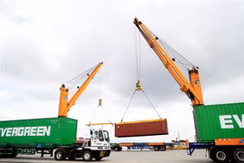 Bốc dỡ container tại cụm cảng Cái Mép, thị xã Phú Mỹ, Bà Rịa-Vũng Tàu. (Ảnh: Hồng Đạt/TTXVN)