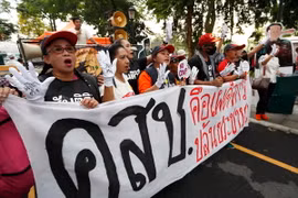 Người biểu tình tập trung tại Bangkok, kêu gọi sớm tổ chức bầu cử. (Nguồn: EPA/TTXVN)