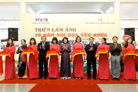 Lễ cắt băng khai mạc triển lãm. 