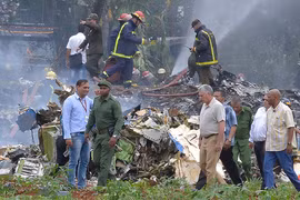 Chủ tịch Cuba Miguel Diaz-Canel (thứ 2, phải, phía trước) thị sát tình hình tại hiện trường máy bay rơi và chỉ đạo công tác cứu nạn. (Nguồn: TTXVN phát)