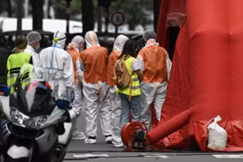 Các điều tra viên làm nhiệm vụ tại hiện trường vụ xả súng ở Liege. (Nguồn: AFP/TTXVN)