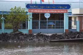 Sạt lở ngay trước cổng trường mẫu giáo ấp Tân Quãng Đông, xã Nguyễn Việt Khái, huyện Phú Tân (Cà Mau). (Ảnh: Thế Anh/TTXVN)