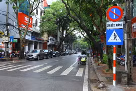 Thí điểm đỗ xe theo ngày chẵn-lẻ trên phố Thi Sách, quận Hai Bà Trưng. (Ảnh: TTXVN)