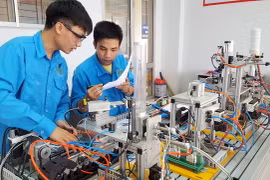 Các thí sinh thi nghề Tự động hóa công nghiệp tại Hội đồng thi quốc gia số 6 - Trường Cao đẳng nghề Công nghệ cao Hà Nội. (Ảnh: Anh Tuấn/TTXVN)