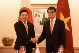 Phó Thủ tướng, Bộ trưởng Ngoại giao Phạm Bình Minh hội đàm với Bộ trưởng ngoại giao Nhật Bản Taro Kono. (Ảnh: TTXVN phát)
