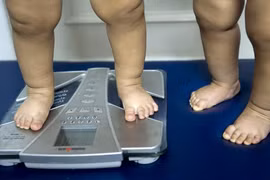 Trẻ dễ béo phì nếu sử dụng thuốc kháng sinh trước hai tuổi