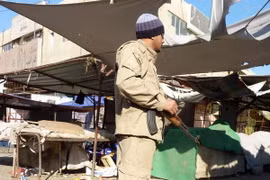 Hiện trường vụ đánh bom xe nhằm vào Nhà thờ Thánh John, gần một khu chợ ở quận Dora, Baghdad. (Nguồn: AFP/TTXVN)