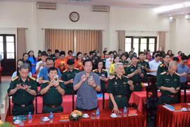 Các đại biểu nhắn tin tại buổi phát động. (Ảnh: PV/Vietnam+)