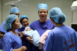 Các cháu bé chào đời trong niềm vui mừng của gia đình và y bác sỹ Bệnh viện A. (Ảnh: Thu Hằng/TTXVN)