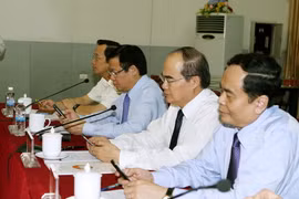Chủ tịch Nguyễn Thiện Nhân, Phó Thủ tướng Vương Đình Huệ cùng các vị đại biểu tại Lễ phát động cùng lúc nhắn tin, hưởng ứng tháng cao điểm Vì người nghèo năm 2016. (Ảnh: Nguyễn Dân/TTXVN)
