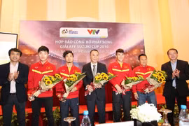 Đại diện Đài Truyền hình Việt Nam tặng hoa các cầu thủ tại buổi họp báo. (Ảnh: Quốc Khánh/TTXVN)