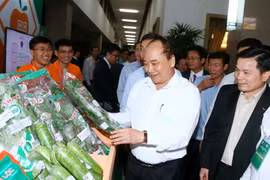 Thủ tướng Nguyễn Xuân Phúc thăm gian hàng trưng bày tại hội nghị. (Ảnh: Thống Nhất/TTXVN)