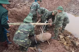 Lực lượng công binh tiến hành trục vớt quả bom nằm sâu dưới lòng đất. (Ảnh: Mai Ngoan/TTXVN)