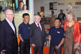 Tổng thống Ireland Michael D. Higgins và Phu nhân với các nạn nhân bom mìn tỉnh Quảng Trị. (Nguồn: quangtri.gov.vn)