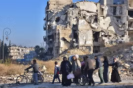 Người dân Syria sơ tán khỏi khu vực phía đông Aleppo để đến quận Bab al-Hadid - nơi quân Chính phủ giành lại quyền kiểm soát từ phiến quân, ngày 7/12. (Nguồn: AFP/TTXVN)