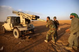 Lực lượng dân quân Hồi giáo dòng Shiite trong chiến dịch chống IS tại Mosul ngày 3/12. (Nguồn: AFP/TTXVN)