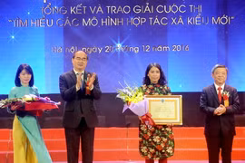 Trao giải A cuộc thi “tìm hiểu các mô hình hợp tác xã kiểu mới” cho nhóm tác giả Phương Anh - Mạnh Khánh của Thông tấn xã Việt Nam. (Ảnh: Quang Quyết/TTXVN)