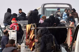 Đoàn xe đưa người dân Syria sơ tán khỏi miền đông Aleppo ngày 16/12. (Nguồn: AP/TTXVN)