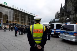 Cảnh sát Đức tăng cường an ninh tại các nhà ga chính ở Cologne trong dịp Lễ Giáng sinh và Năm mới. (Nguồn: EPA/TTXVN)
