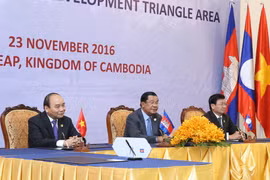 Ba Thủ tướng Việt Nam, Lào và Campuchia gặp gỡ báo chí sau khi kết thúc Hội nghị Cấp cao Khu vực Tam giác phát triển Campuchia-Lào-Việt Nam lần thứ 9 (CLV9). (Ảnh:Thống Nhất/TTXVN)